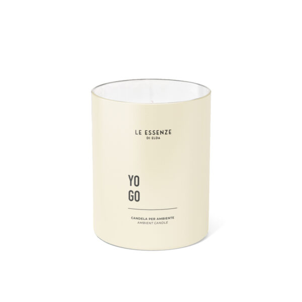 Geurkaars in witte houder met merknaam Le Essenze.