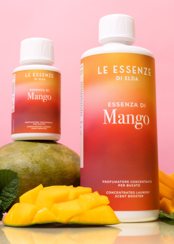Essenza di Mango flessen en mango's op tafel